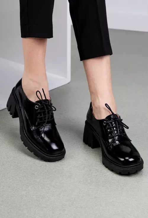 Pantofi dama negri din piele lacuita cu siret