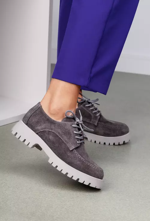 Pantofi gri din piele intoarsa cu siret