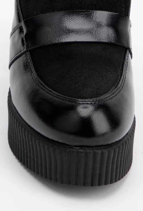 Pantofi negri cu toc realizati din doua tipuri de piele