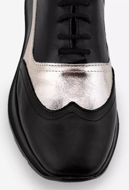 Pantofi negri din piele accesorizati cu detalii aurii