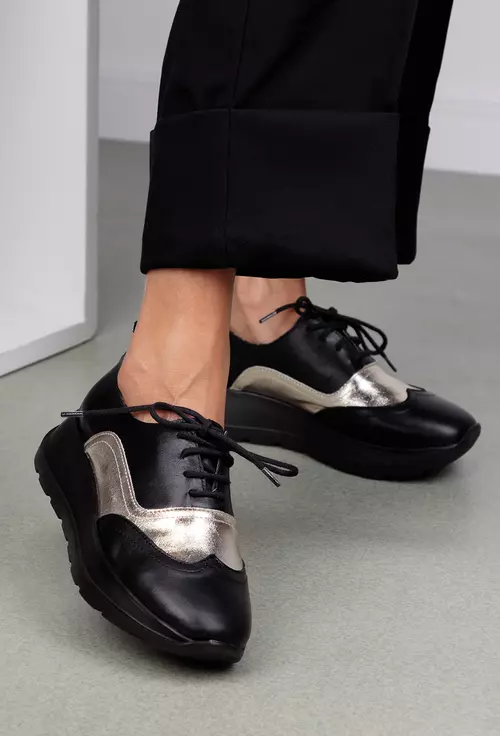 Pantofi negri din piele accesorizati cu detalii aurii