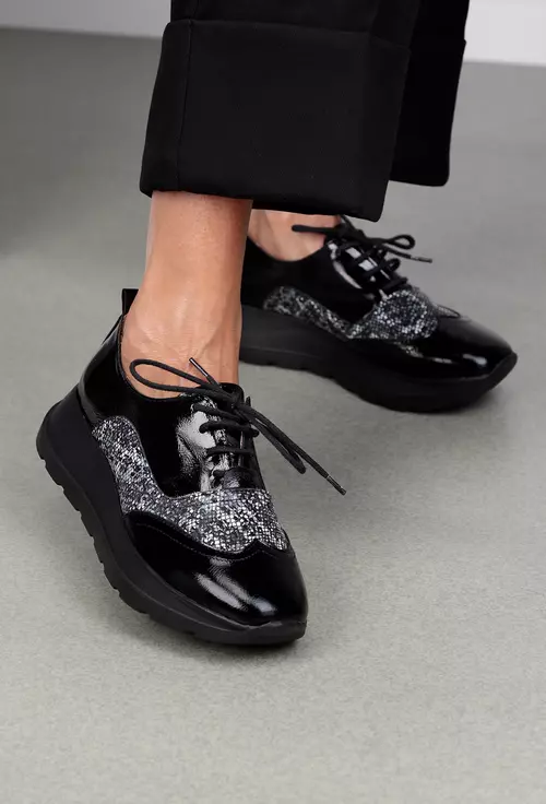 Pantofi negri din piele lacuita accesorizati cu detalii snake print