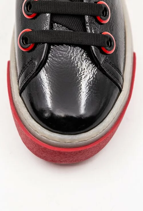 Pantofi negri din piele lacuita cu detalii rosii si siret