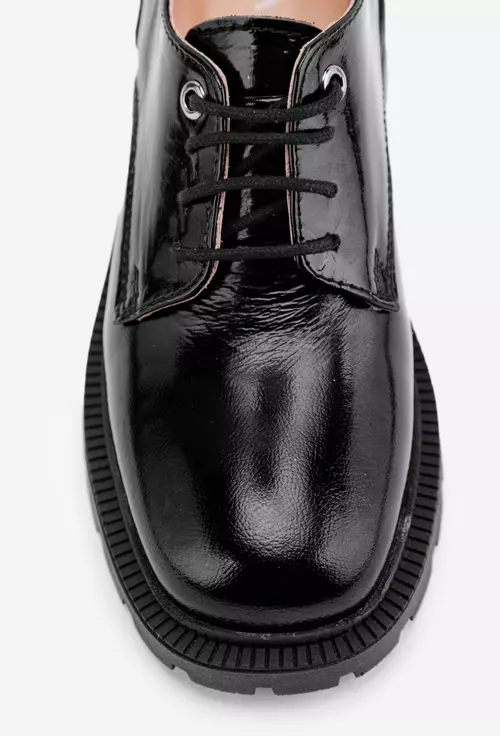 Pantofi negri din piele lacuita cu siret