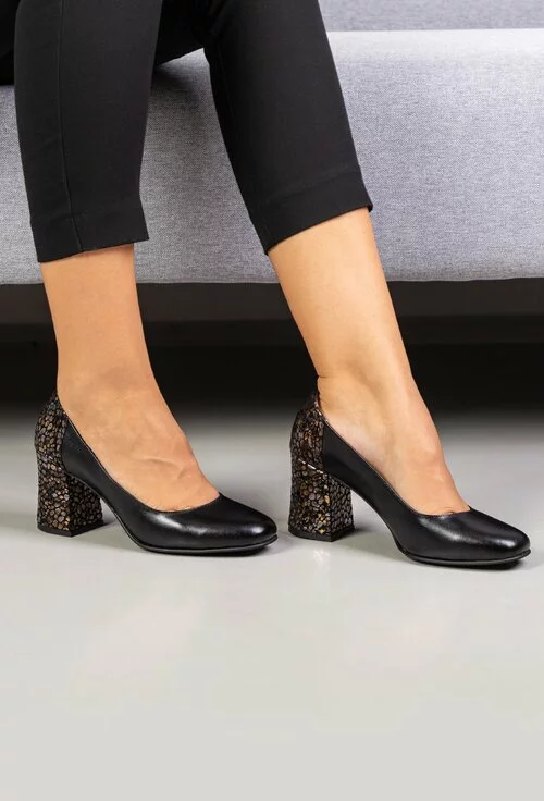 Pantofi negri din piele naturala cu imprimeu abstract pe toc