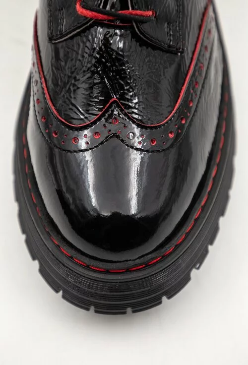 Pantofi negri din piele naturala cu siret in fata