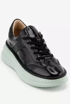 Pantofi realizati din piele lacuita neagra