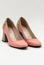 Pantofi roz din piele naturala cu detaliu colorat pe toc