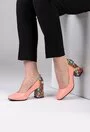 Pantofi roz din piele naturala cu detaliu colorat pe toc
