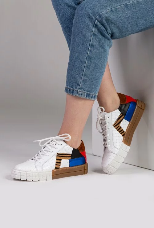 Pantofi sport albi din piele cu detalii cu imprimeu colorat