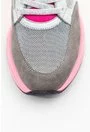Pantofi sport gri din piele si material textil cu detalii roz neon