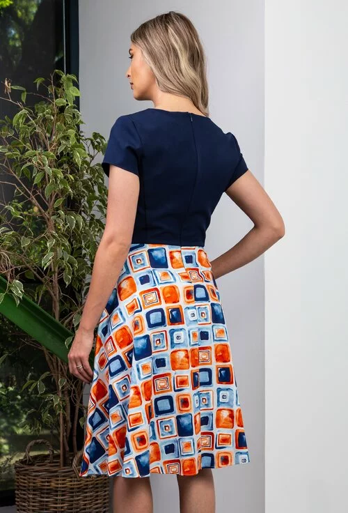 Rochie bleumarin cu detalii in nuante de albastru si portocaliu