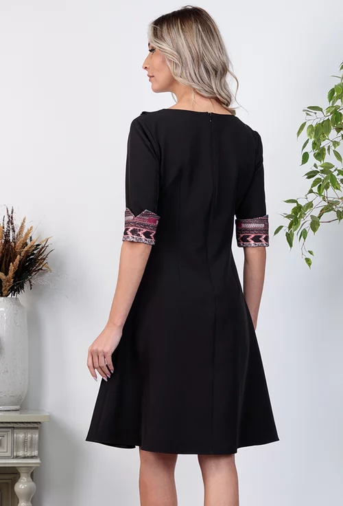 Rochie neagra cu aplicatii colorate