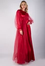 Rochie satinata rosie accesorizata cu tiul