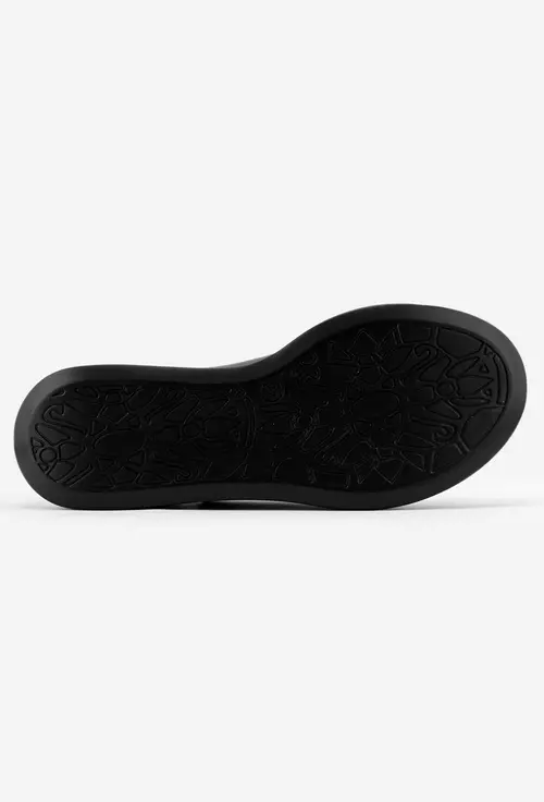 Sandale confectionate din piele neagra