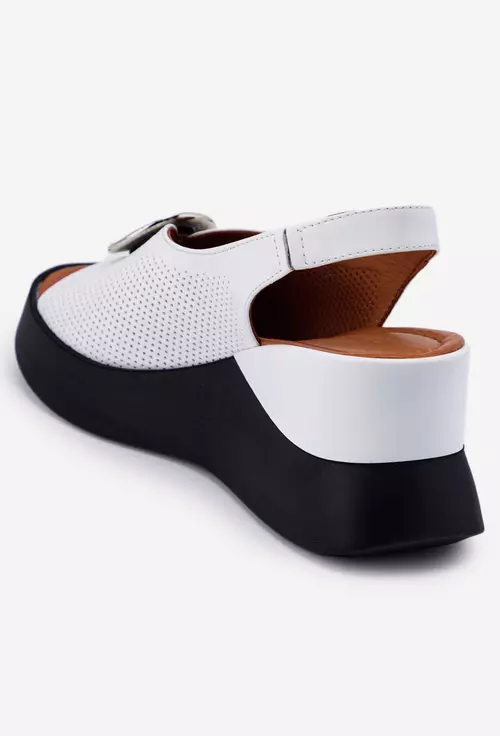 Sandale dama albe din piele prevazute cu un ornament