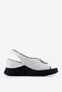 Sandale dama albe din piele prevazute cu un ornament