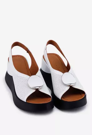 Sandale dama albe din piele prevazute cu un ornament