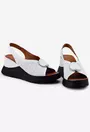 Sandale dama albe din piele prevazute cu un ornament