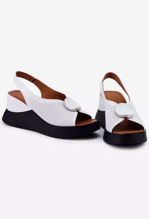 Sandale dama albe din piele prevazute cu un ornament