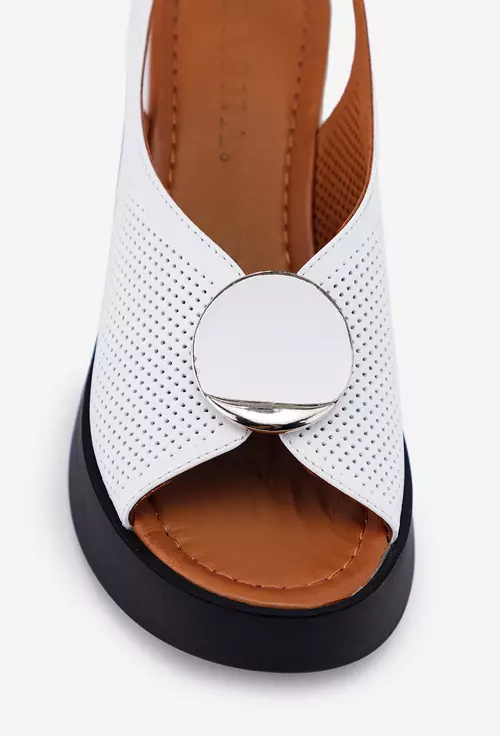 Sandale dama albe din piele prevazute cu un ornament