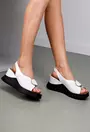 Sandale dama albe din piele prevazute cu un ornament
