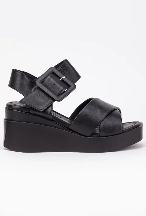 Sandale in nuanta neagra din piele cu talpa neagra