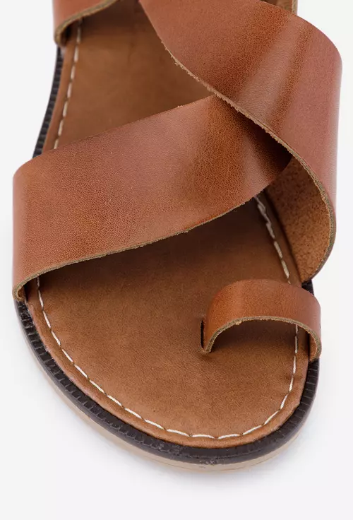 Sandale maro din piele cu bareta la deget