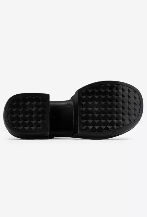 Sandale negre din piele cu talpa neagra