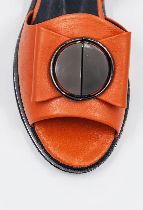 Sandale portocalii din piele cu detaliu brosa