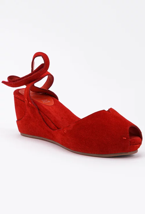 Sandale rosii realizate din piele intoarsa