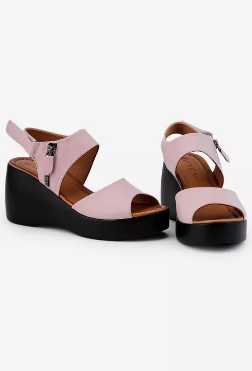 Sandale roz din piele cu inchidere scai