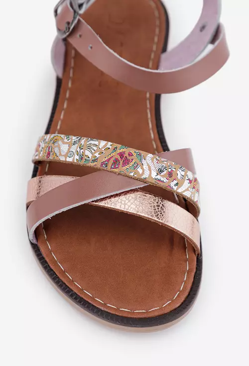 Sandale taupe cu detalii colorate din piele