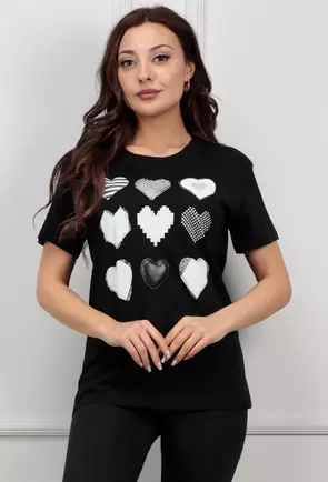 Tricou negru cu model inimi accesorizate