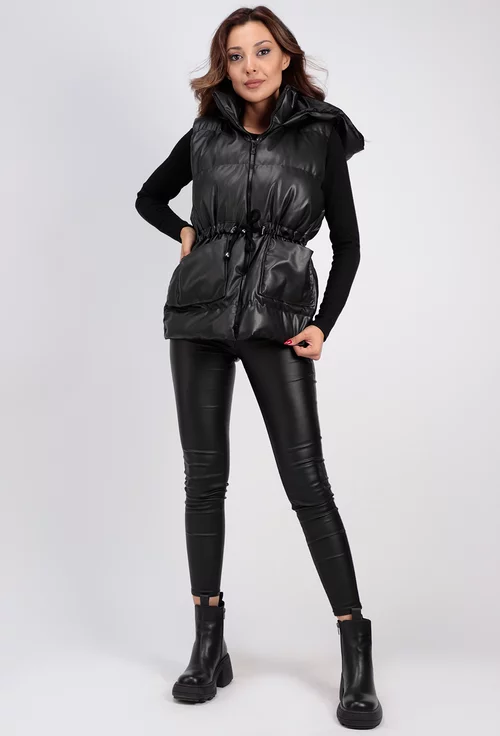 Vesta neagra accesorizata cu un snur in talie