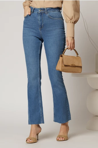 Blugi albastri croi usor evazat si talie inalta