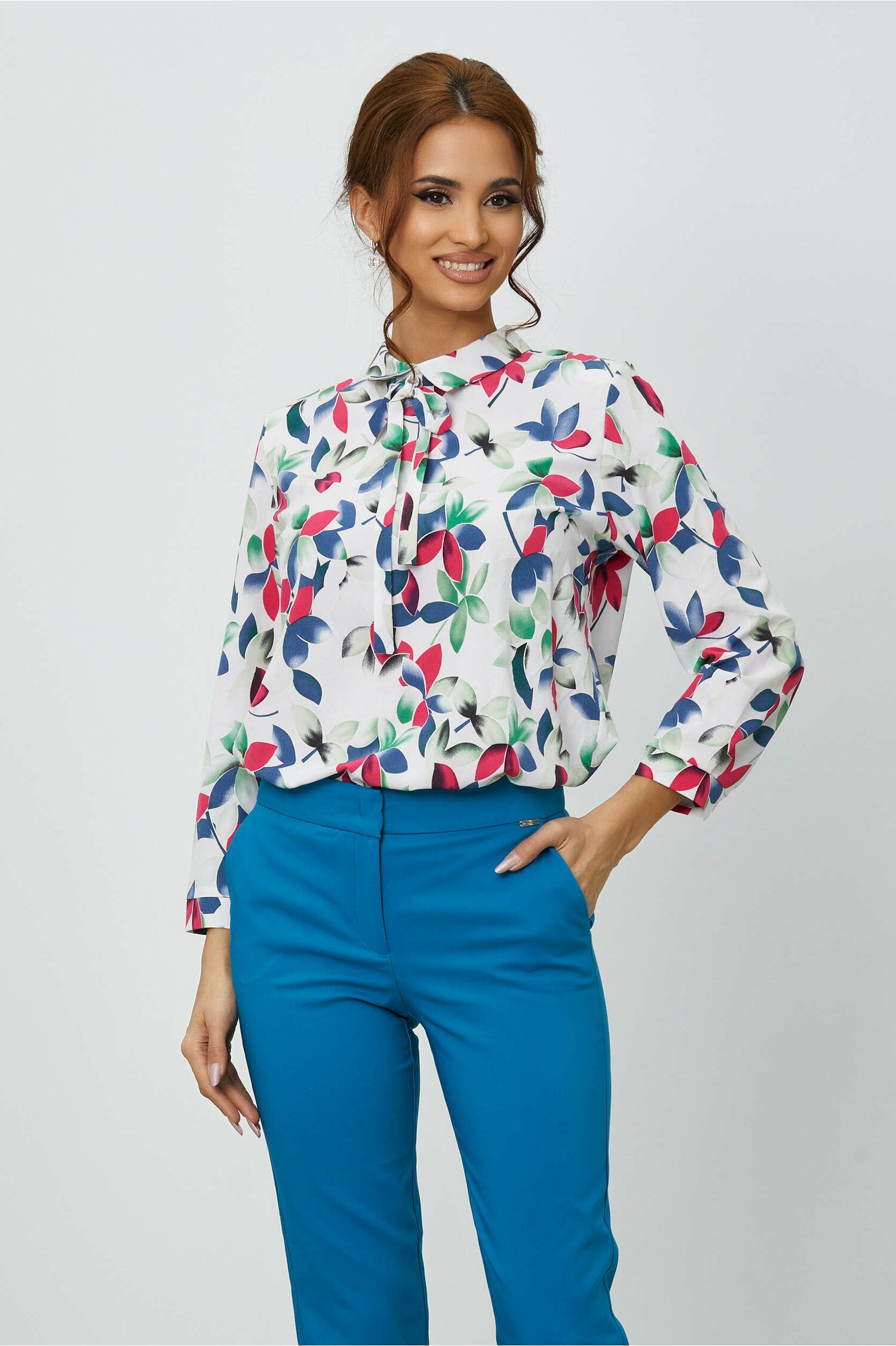 Bluza adina alba cu imprimeu roz-albastru