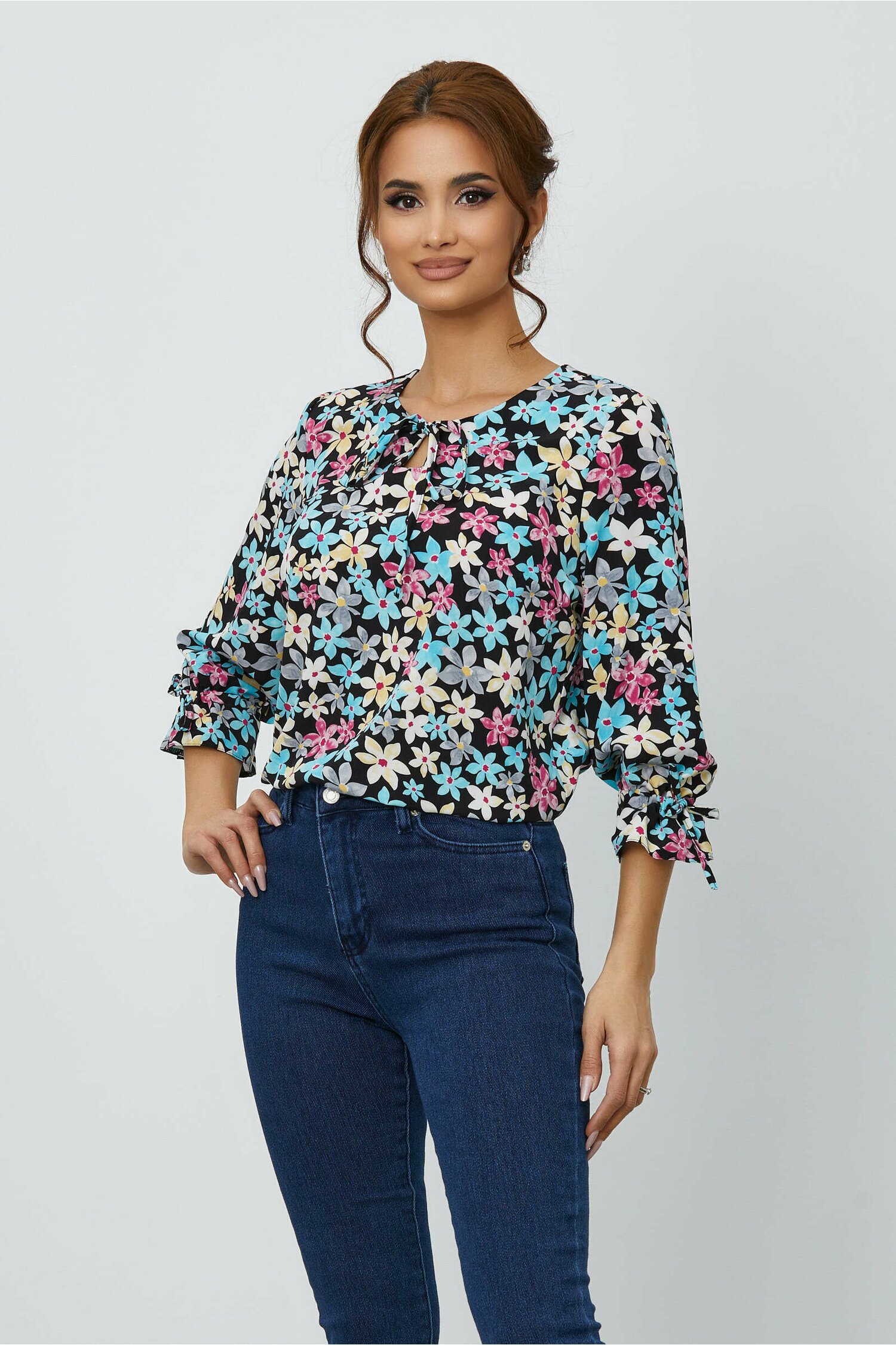 Bluza adriana neagra cu imprimeu floral bleu-galben