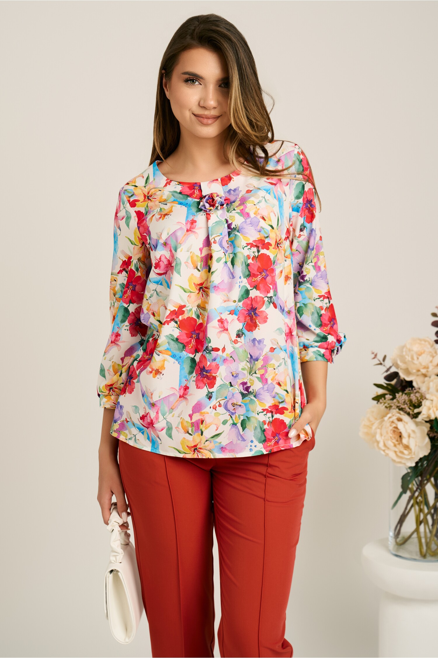 Bluza alba din viscoza lejera cu flori colorate si pliu