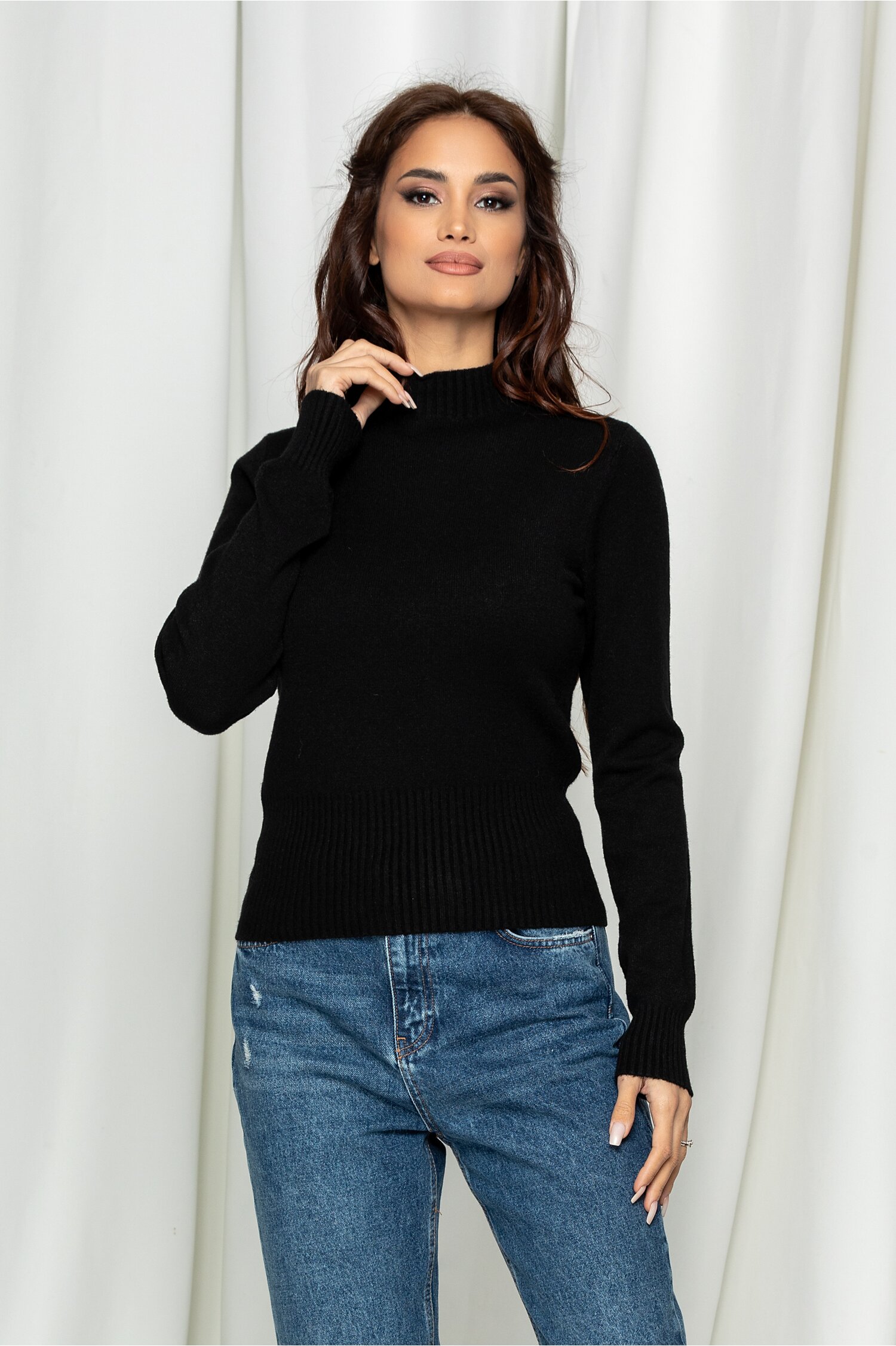 Bluza bia neagra din tricot cu guler