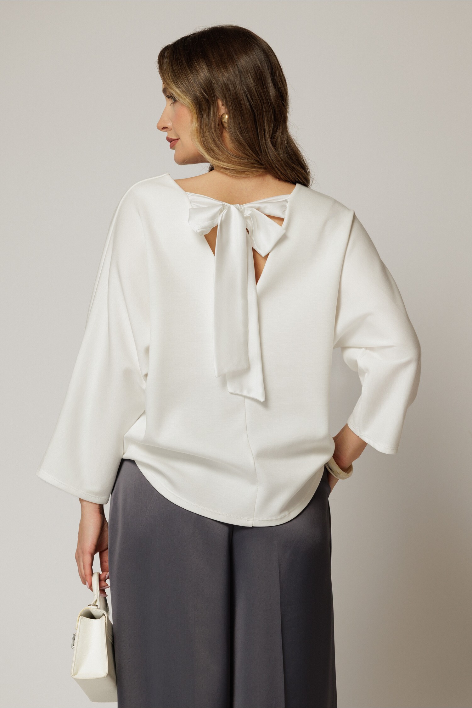 Bluza casual alba din jerse cu funda la spate