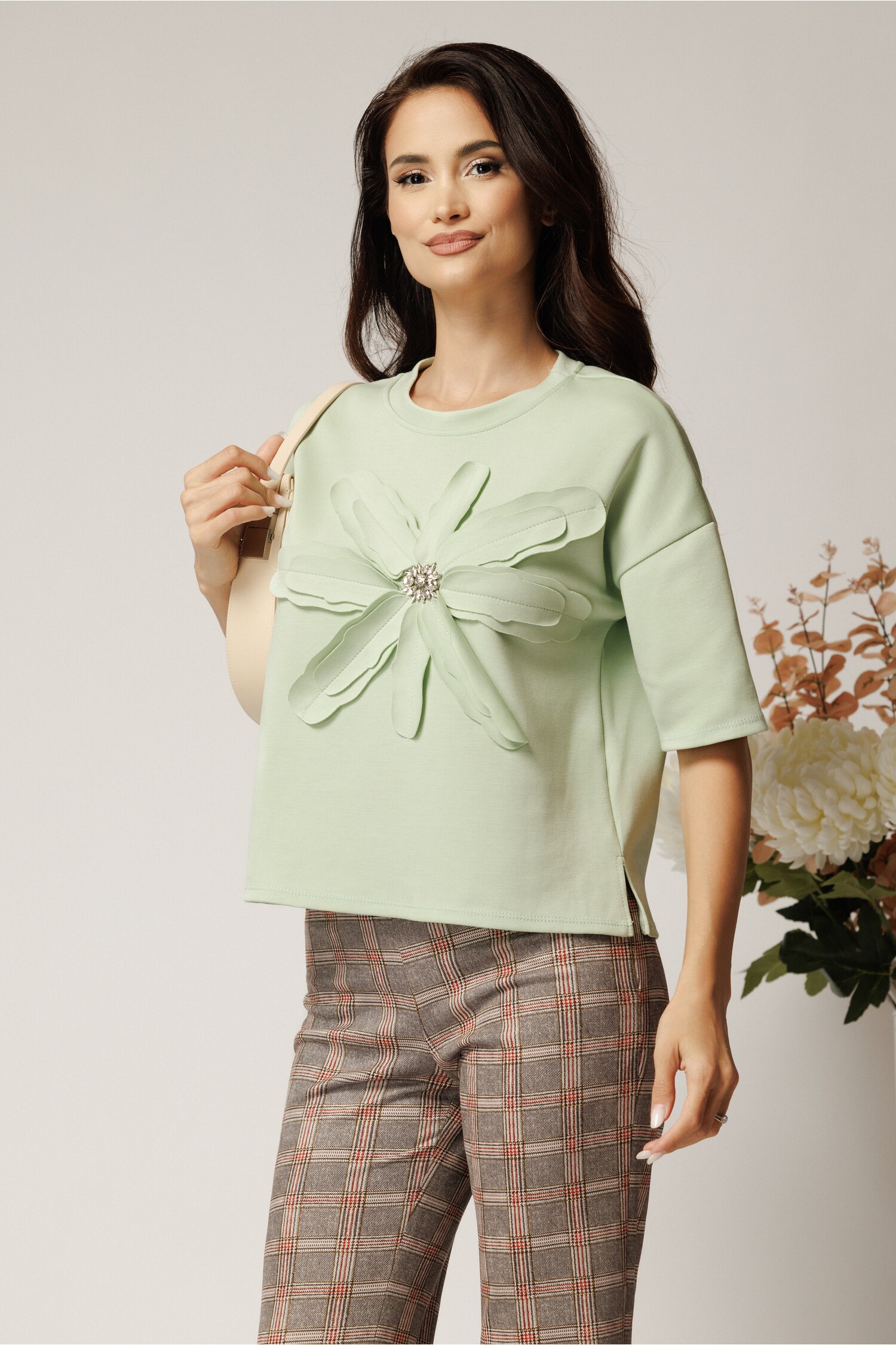 Bluza casual din viscoza verde cu floare maxi si strasuri Bluza casual din viscoza verde cu floare maxi si strasuri