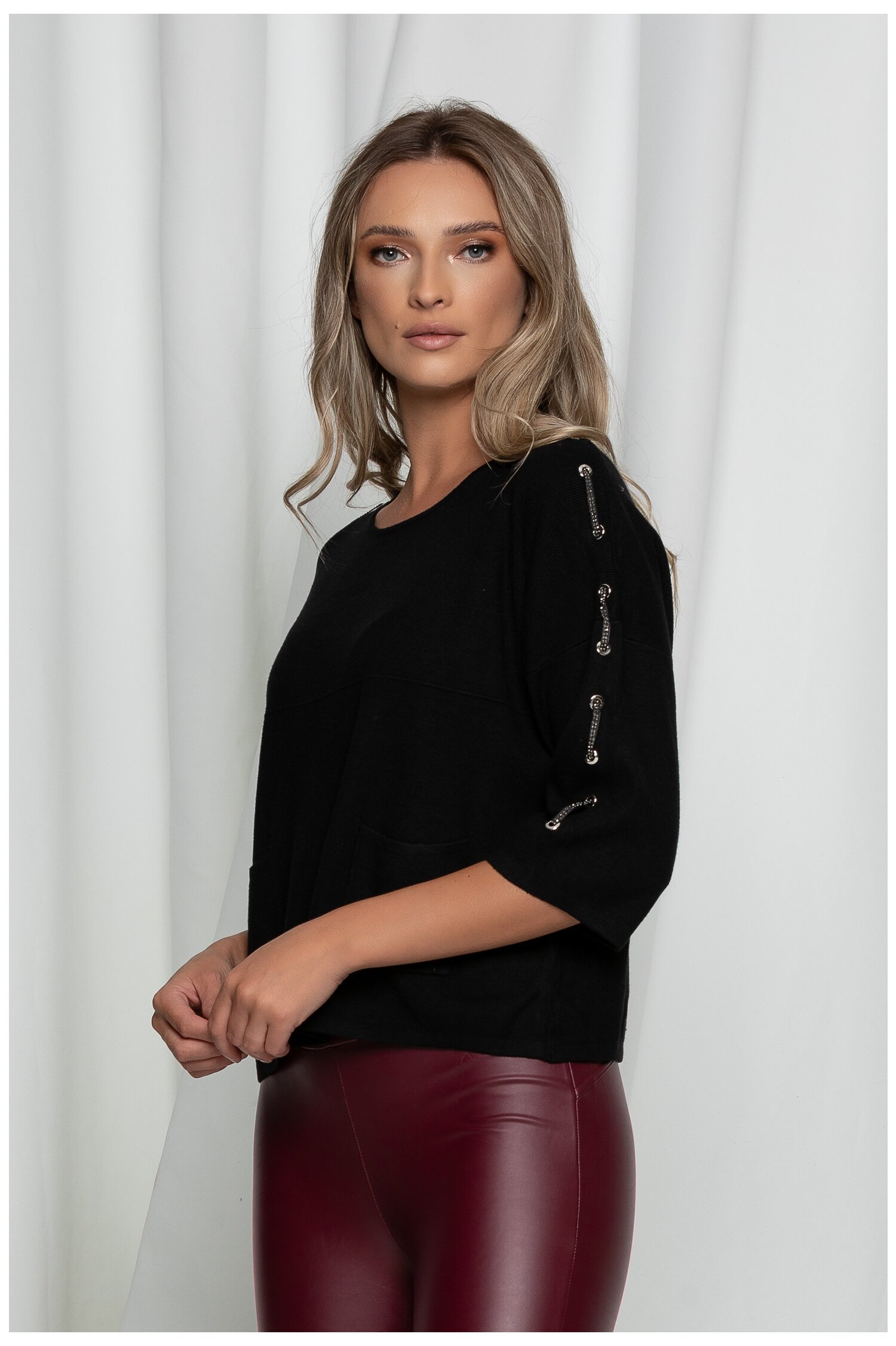 Bluza clarisa neagra cu aplicatii pe maneci