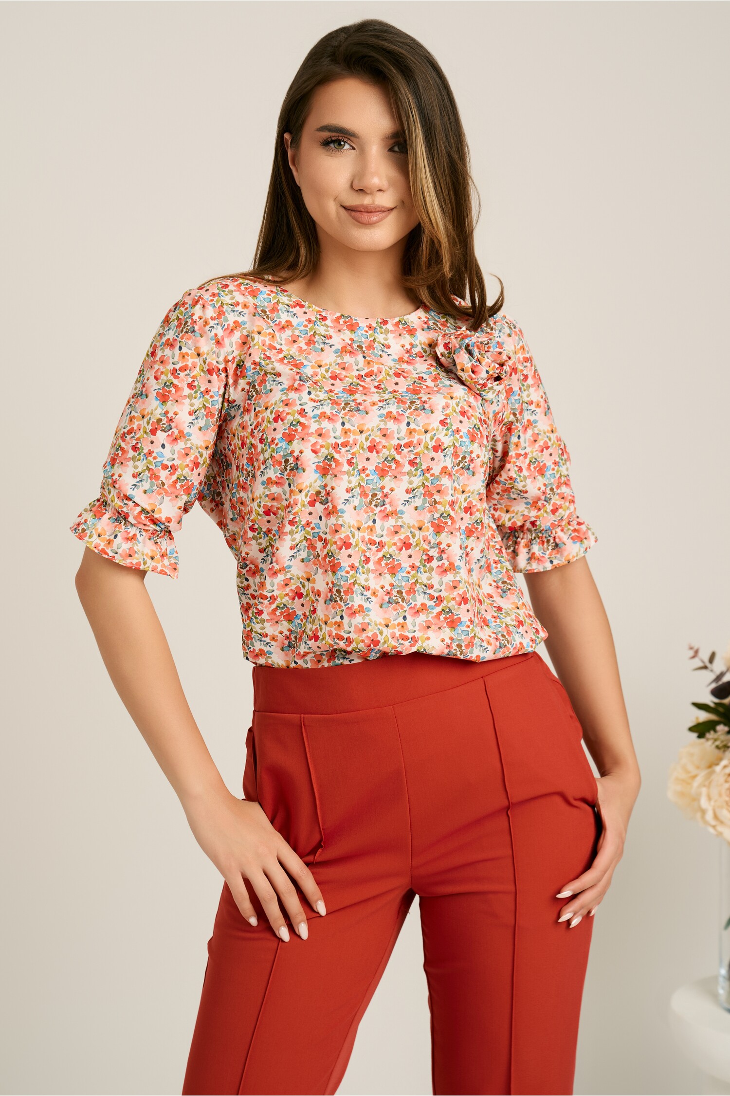 Bluza corai din viscoza lejea cu floricele colorate si trandafir aplicat