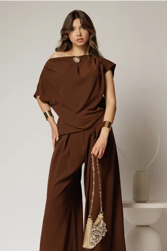 Bluza dama maro cu croi lejer si brosa fixa la decolteu