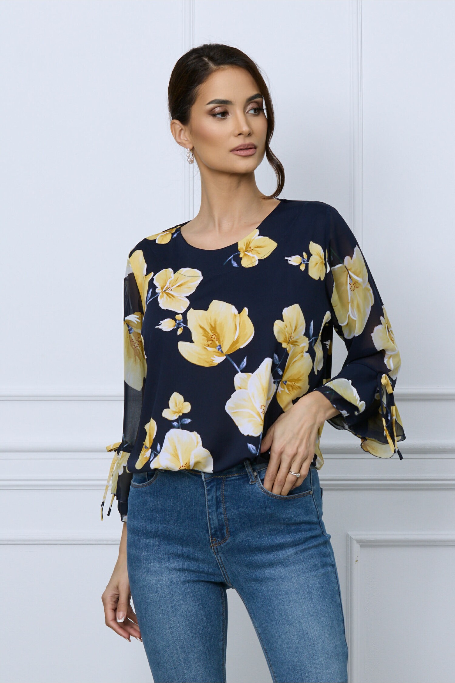 Bluza Daria bleumarin cu imprimeuri florale galbene