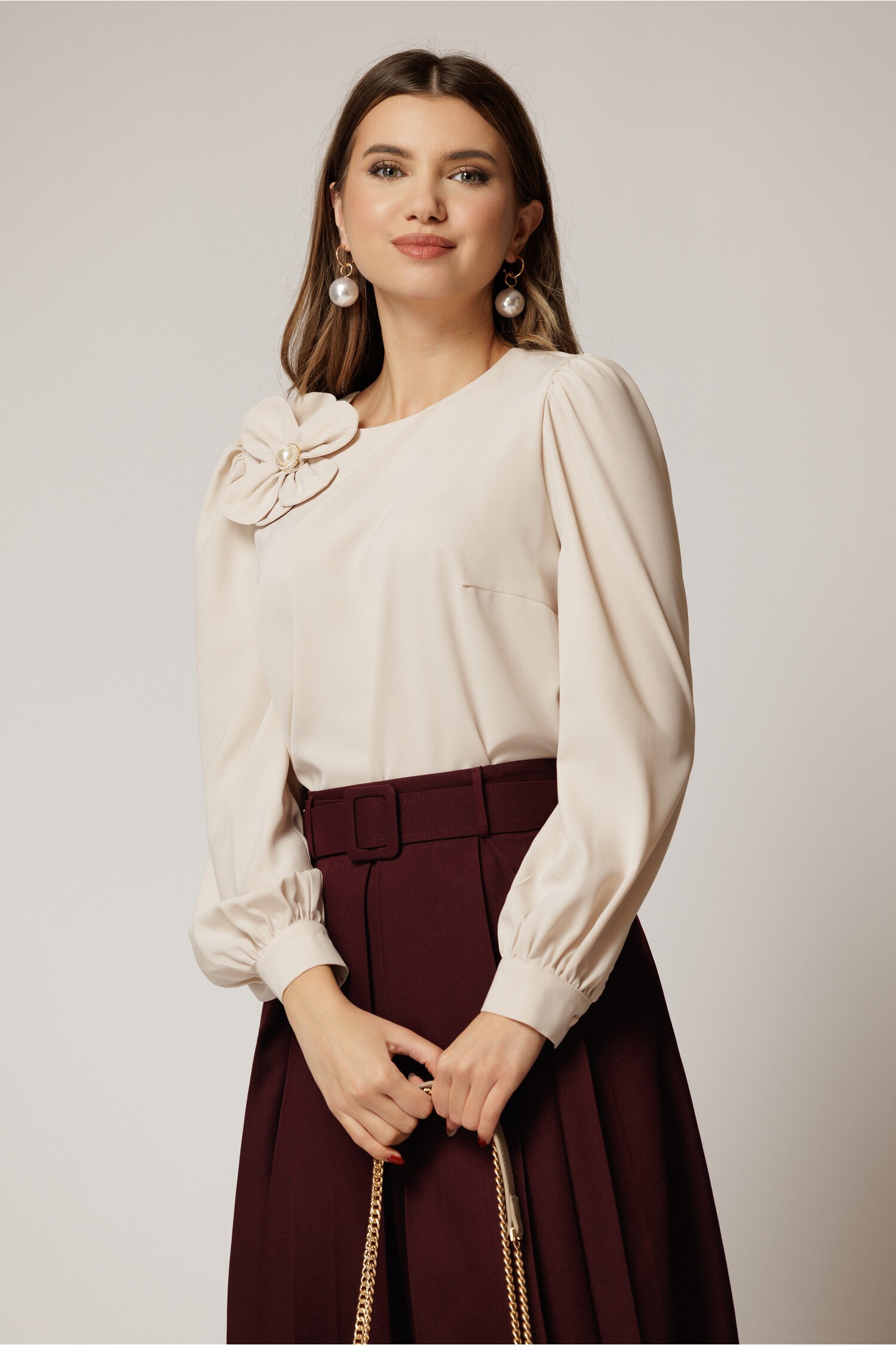 Bluza DY Fashion ivoar cu maneci bufante si floare cu perla la bust