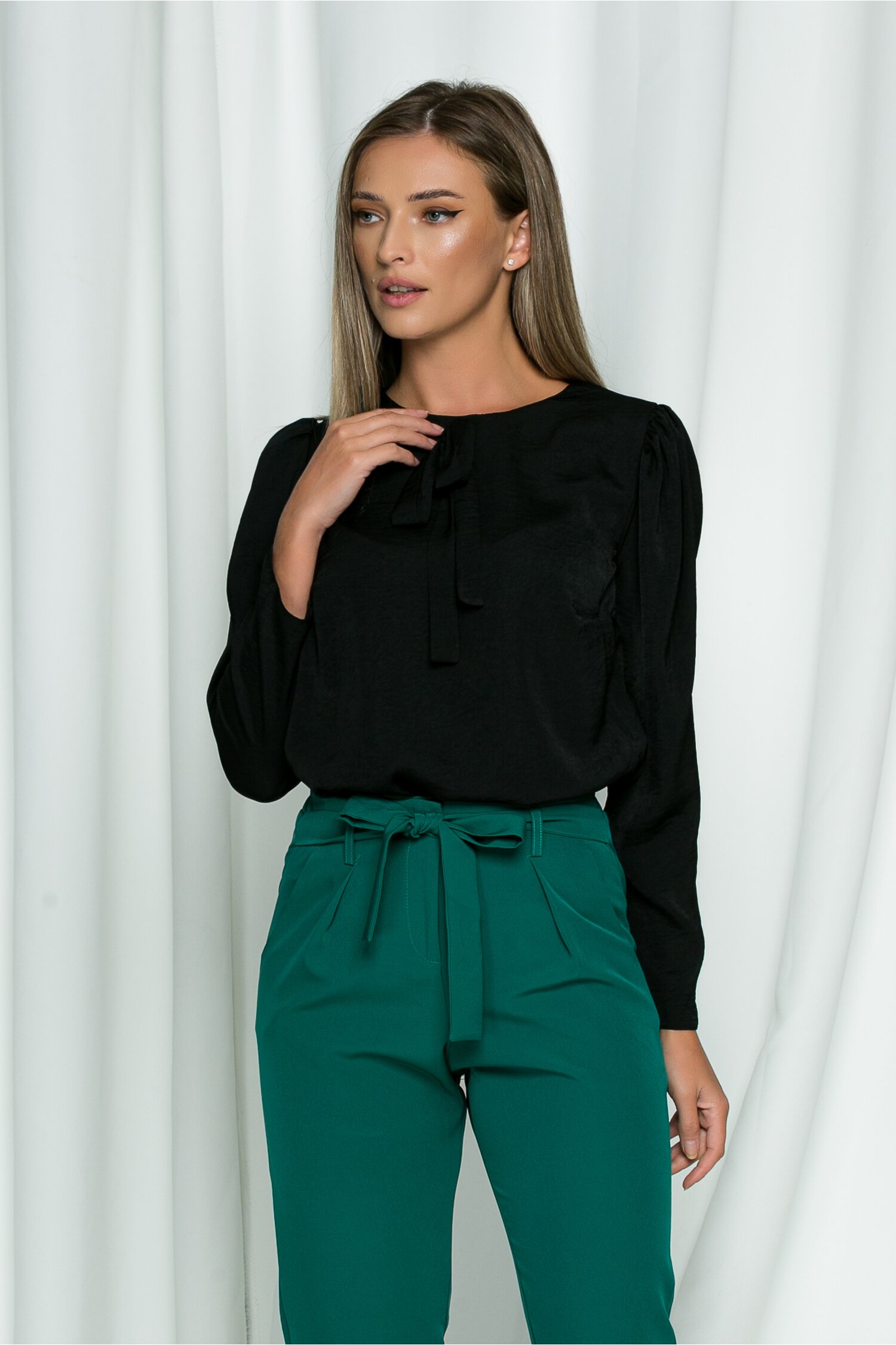 Bluza dy fashion neagra cu detaliu tip fundita la baza gatului