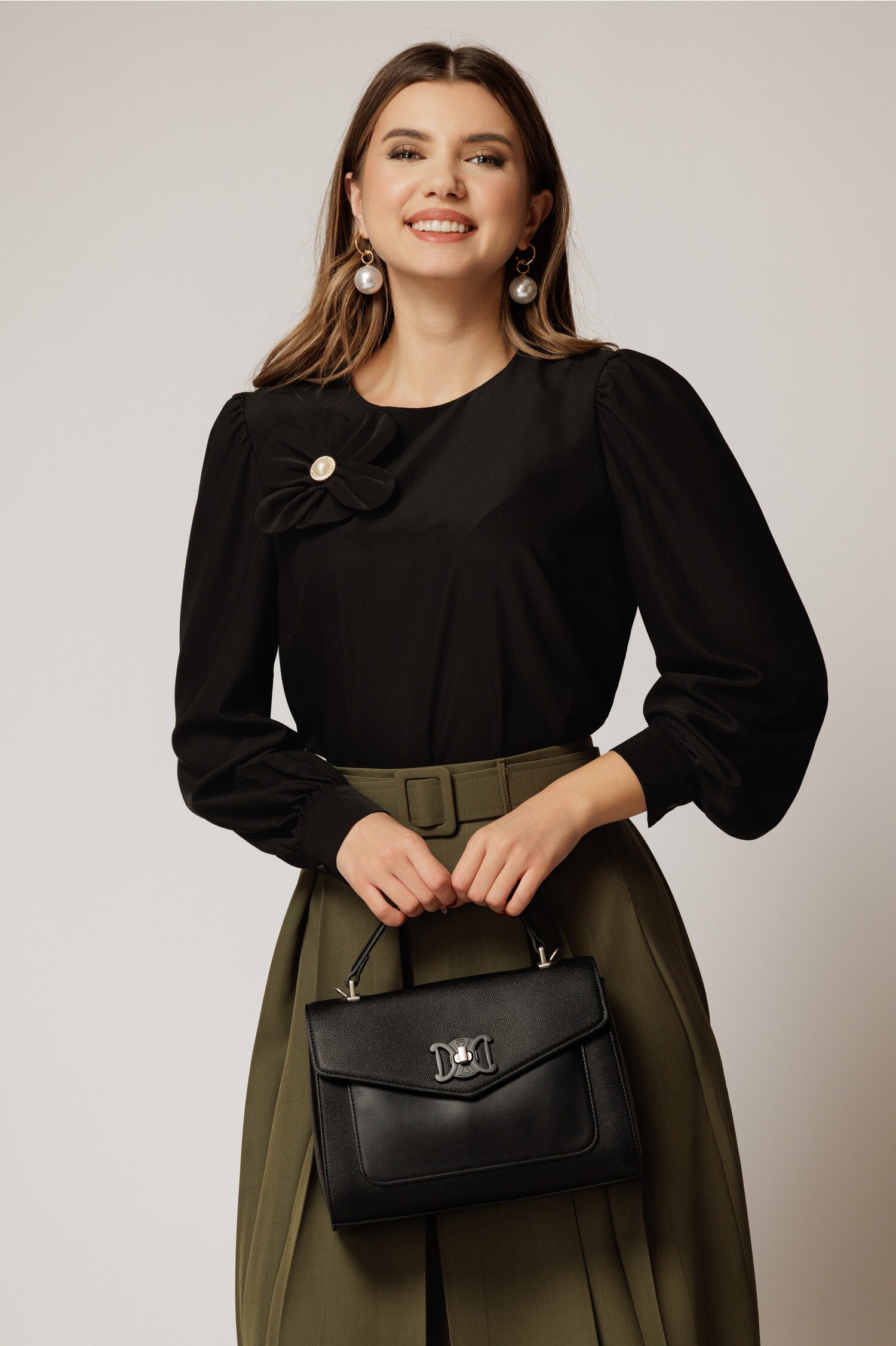 Bluza DY Fashion neagra cu maneci bufante si floare cu perla la bust