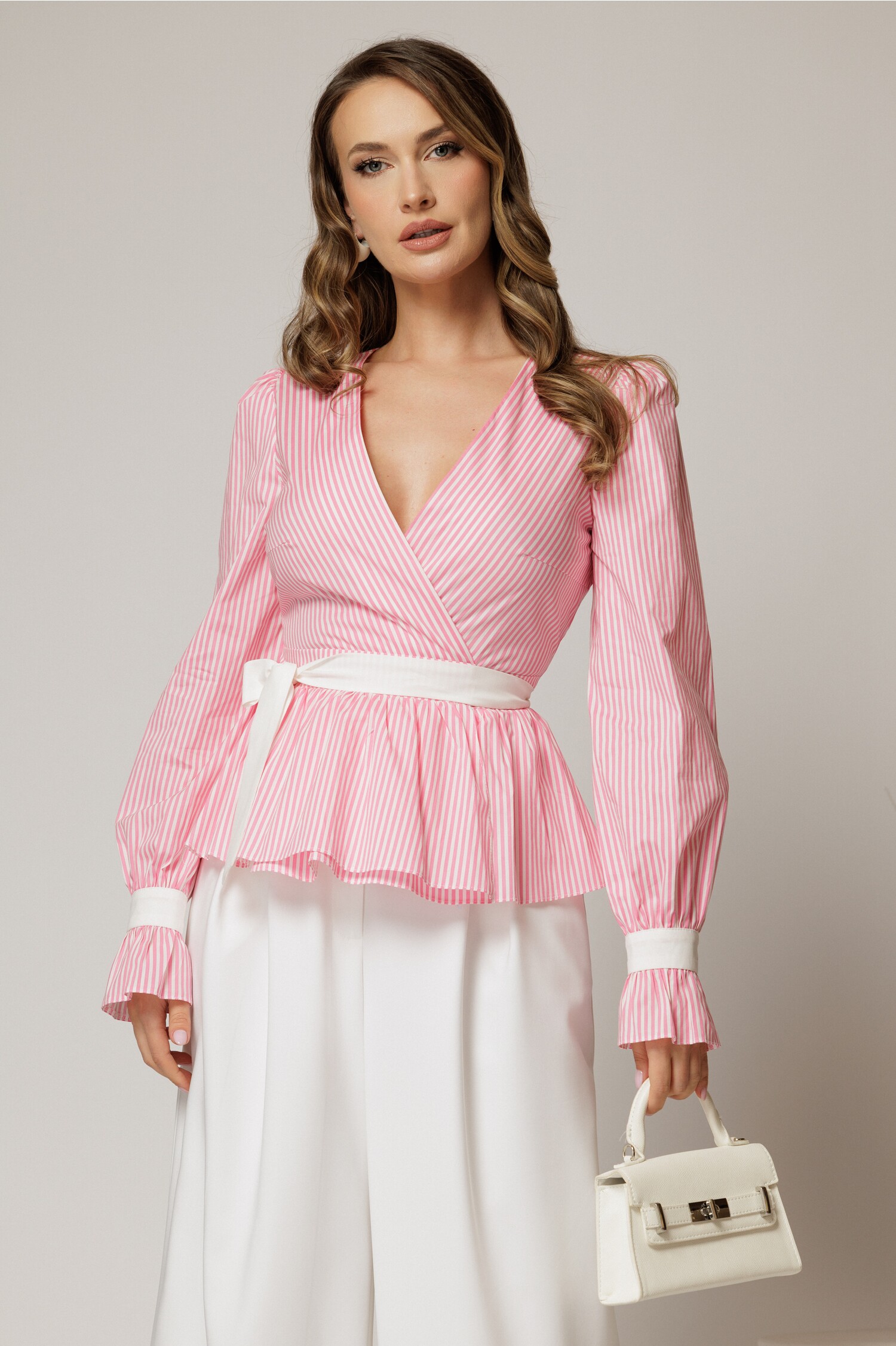 Bluza DY Fashion roz in dungi din poplin cu decolteu petrecut si maneci evazate